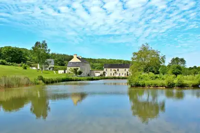 Image de Les Bergonnerettes vue sur le lac dans une belle campagne avec piscine