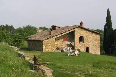 Tout en pierre, entouré par la nature, idéal pour les familles et les groupes d'amis.