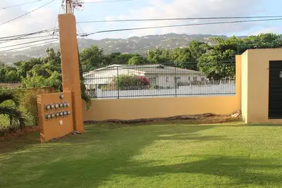 Image de Récemment rénové! Meublé 1 Bdrm Apt, Gated Community_Red Hills Area
