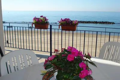 Image de Appartement confortable avec véranda face à la mer à 5 mètres de la plage