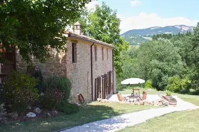 Image de Vue sur le jardin @ The Hideaway Ferme, Amandola, Marches