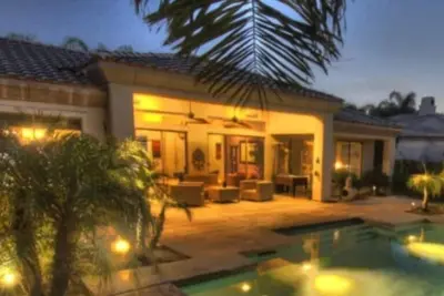 Desert Oasis 9 couchages, Salon extérieur W / Pool & Jacuzzi mensuels disponibles