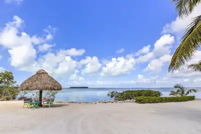 Image de Confidentialité totale à Thurmond Beach pour les vacances et les événements familiaux - Jusqu'à 48 invités.