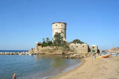 Appartements dans une ancienne tour sur la mer
