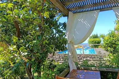 Image de Belle Maison Rurale Avec Joli Jardin, Piscine Et Une Vue Imprenable