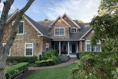 Image de Immaculée et clé en main, Westhampton Beach, près de la rue principale et de la plage - neuf!