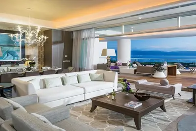 Image de 4 chambres, 7 000+ pieds carrés avec des vues spectaculaires, 2 terrasses, 12 couchages