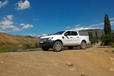 Image de Ford Ranger prêt pour l'expédition avec équipement de camping