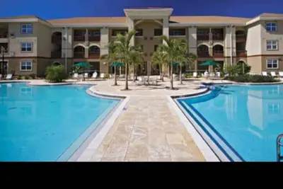 Image de Tampa Bay Luxury Condo, hauts sommets en granit, plus belles plages à proximité.