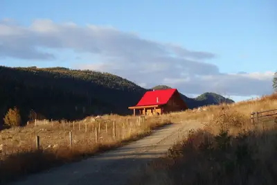 Image de cabane moderne dans une nature intacte sur un lac privé