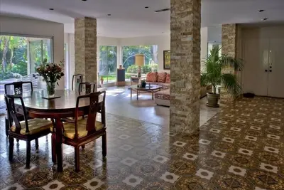 Image de Sereine et grande maison moderne du milieu du siècle 3bd 2ba