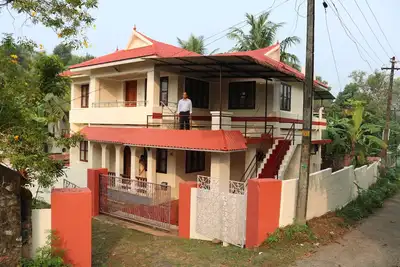 Image de Bethel House dispose de 3 chambres, 2. 5 salles de bain, cuisine et une salle Ă manger.