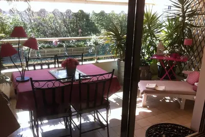 Image de Charm studio climatisé, belle terrasse ventilée, proche gare, plage, rue d ´Antibe