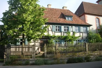 Image de Listed ancienne maison Ă colombages avec jardin