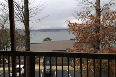 Image de Lake Hamilton 2 Chambre 2bath condo peut accueillir jusqu'à 6, vue sur le lac, balcon.