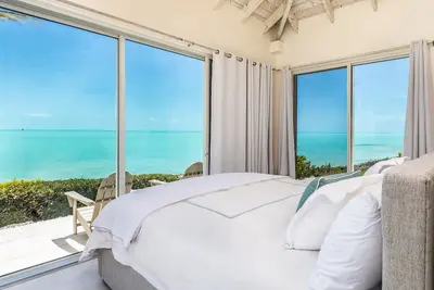 Image de Breezy Villa est une villa privée face à l'océan sur la rive sud de Providenciales.
