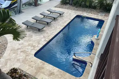 Image de 2600 sq ft Maison individuelle avec 3 lits \/ 2. 5 salles de bain \/ piscine \/ Jacuzzi et Dockage