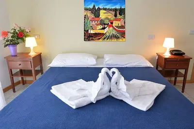 Appartement de base de deux pièces dans le centre-ville avec cuisine et parking privé