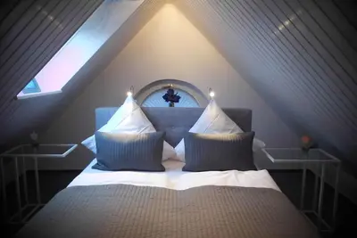 Image de avec 3 chambres à coucher, central mais calme, moderne rénové, grand coin salon