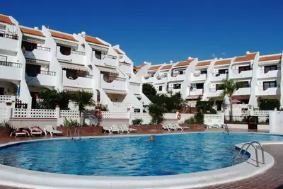 Ensoleillé 2-Chambres avec grande terrasse. Wifi