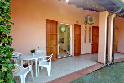 Image de Maison individuelle de deux pièces avec double jardin et terrasse