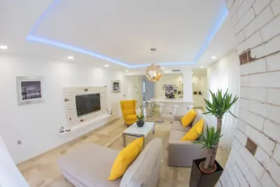 Image de Luxe récemment rénové 100 m². M. vue sur la mer appartement avec piscine