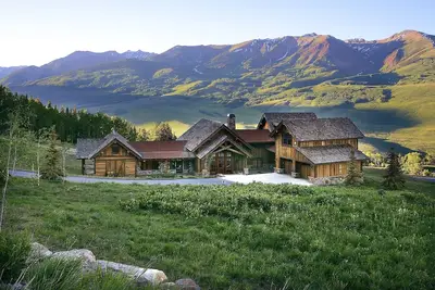Image de Ski-in \/ Ski-Out Luxury Home! Jacuzzi! Sauna! Vues, ​​Vues, ​​Vues! !