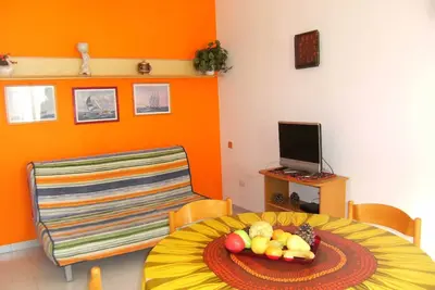 Image de appartement de trois pièces avec balcon dans un condominium dans le centre et 150 mt. de la mer