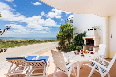 Image de Villa / Maison surplombant la plage de Meia Praia à Lagos sur une station avec deux piscines