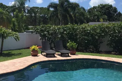 Image de Piscine relaxante à la maison à un mille de la plage!