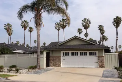 Image de One Story Ventura Keys 3 chambres 3 salles de bains w / Loft One Block Walk à la plage