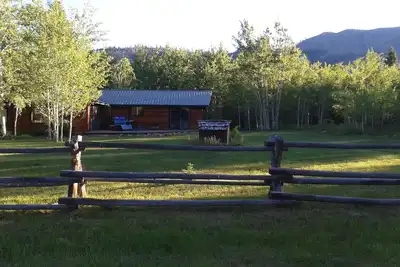 Image de Belle cabane de cèdre à Boulder Lake Estates In Eclipse Area.