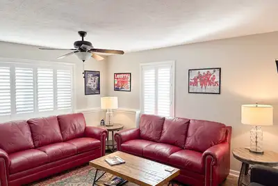 Image de 4 min de Liberty: 2 Br \/ 1 Ba appartement en bas