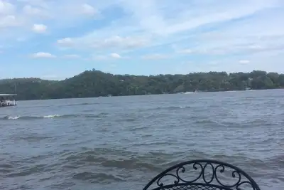 Image de Lake House sur le lac d'Ozarks sur un terrain plat. Quai de glissement et de baignade pour bateaux