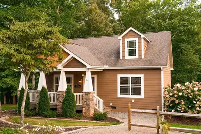 Image de Asheville Cottages. . . . Cottage romantique et luxueux à Asheville, Caroline du Nord