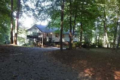 Image de Maison de retraite sereine et isolée à flanc de montagne à côté de la rivière Broad française
