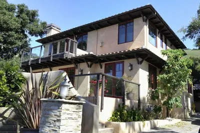 Image de Mid Valley Home - Détendez-vous au soleil avec un accès facile au Carmel et à la vallée
