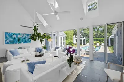 Image de Luxueuses et modernes Retreat Rehoboth Beach avec piscine par un architecte primé
