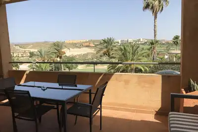 Un bel appartement de 2 chambres avec solarium sur le toit donnant sur un parcours de golf