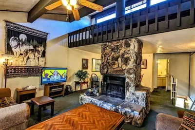 Image de Maison de ville 2 chambres Premier avec spa à la base de la station de ski Snow Summit!