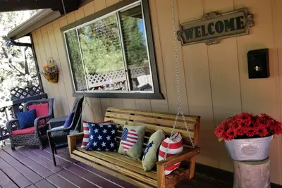 Image de Black Bear Lodge - Cozy Cabin et moderne dans le calme Munds Park Quartier