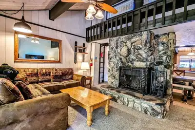 Image de Maison de ville de 2 chambres avec spa privé à la base de la station de ski Snow Summit!