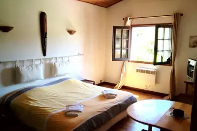 Image de Cannelle-Hôtes-double-20m² étage villa-vue jardin-piscine-S. Douche privative