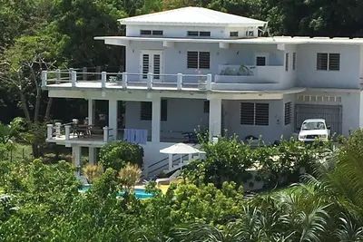 Image de Lush hilltop retraite avec vue sur les Caraïbes
