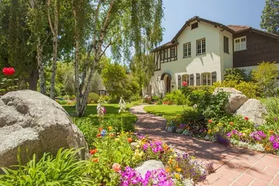 Image de Maison Belle et Tranquille Tudor Revival (1925) Dans le quartier convoité de Pasadena