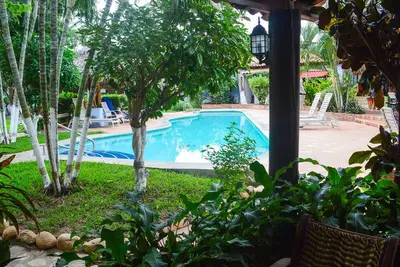 Image de Appartement studio au bord de la piscine avec cuisine complète, à 1 minute de la plage de La Punta