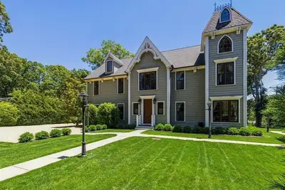 Image de Victorian In Sag Harbor avec accès à la plage privée et à quelques pas du village!