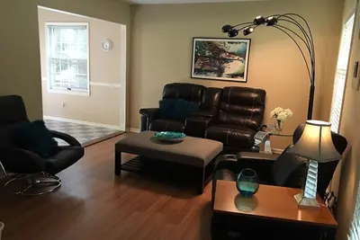 Image de Ez Living avec 3 ch, 2000 pc, cour privée et emplacement