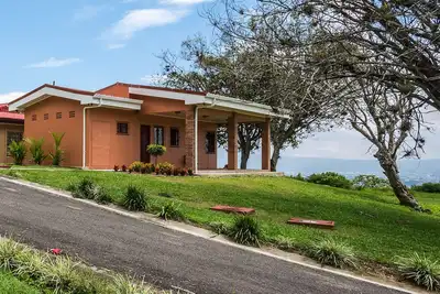 Image de Cottage de Charme privée avec Spectacular Mountain & City View