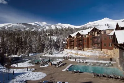 Image de Superbe Ski-In & Ski-Out Five Star Resort Lodge avec toutes les commodités!